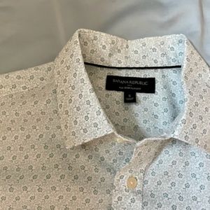 Small Banana Republic Slim-Fit Non-Iron Dress Shirt with Sage Flower Pattern
